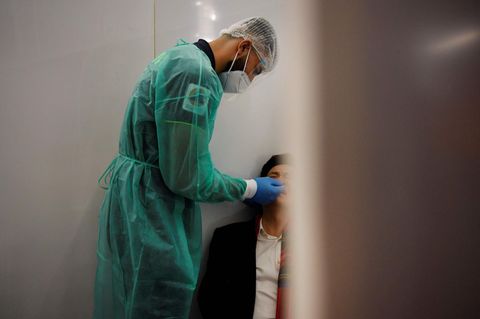 Ein Passagier aus China wird auf das Coronavirus getestet
