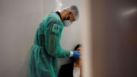 Ein Passagier aus China wird auf das Coronavirus getestet