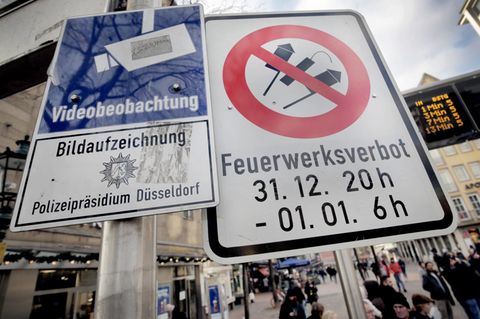 Hinweisschilder auf Videoüberwachung und Böllerverbot am Zugang zur Düsseldorfer Altstadt