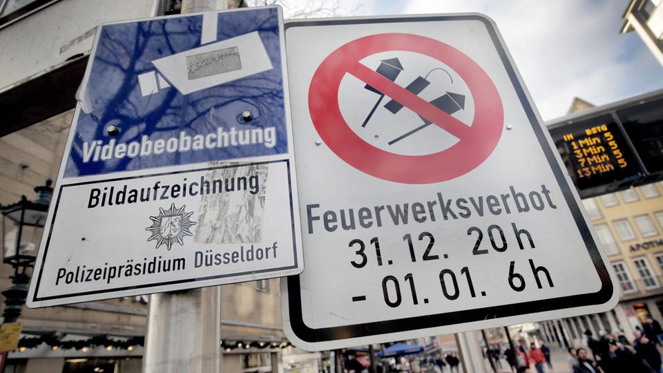 Hinweisschilder auf Videoüberwachung und Böllerverbot am Zugang zur Düsseldorfer Altstadt
