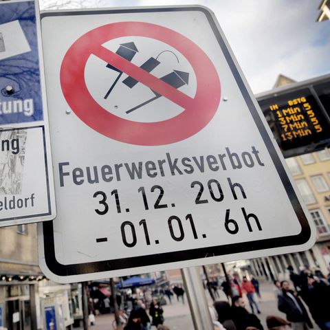 Hinweisschilder auf Videoüberwachung und Böllerverbot am Zugang zur Düsseldorfer Altstadt