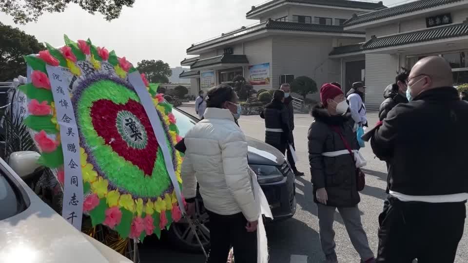 Video: Lange Schlangen an chinesischen Krematorien - und Impfzentren