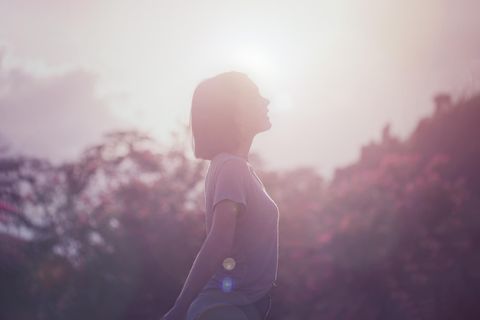 Frau steht in der Sonne um ihr Immunsystem zu stärken