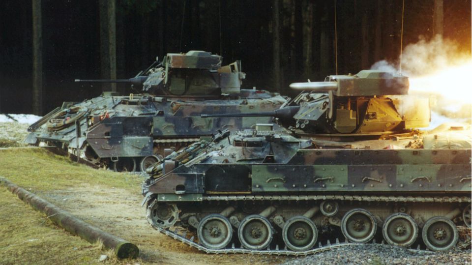 Ein Bradley feuert eine TOW-Rakete ab.