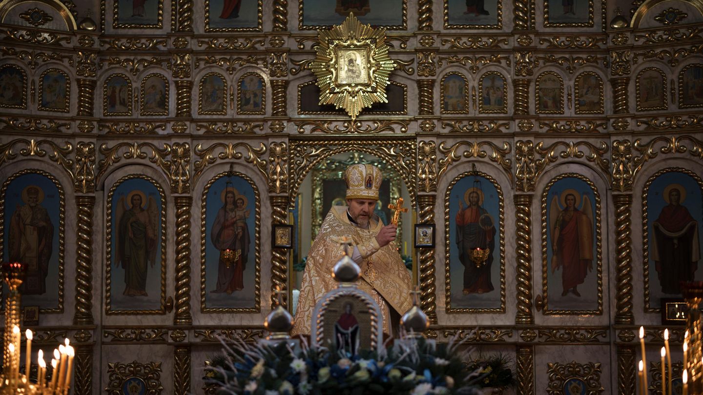 Ein ukrainischer Priester spricht während einer Weihnachtsmesse in einer orthodoxen Kirche