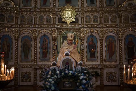 Ein ukrainischer Priester spricht während einer Weihnachtsmesse in einer orthodoxen Kirche