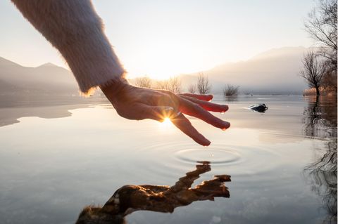 Fragiles Immunsystem: Eine Fingerspitze berührt die Wasseroberfläche