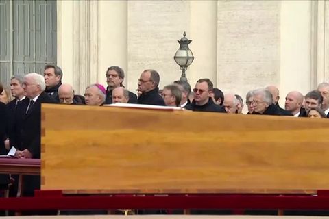 Video: Trauerfeier für Benedikt