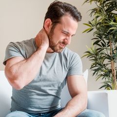 Ein Mann geht mit starken Schmerzen in den Schultern und Lähmungen in den Armen zum Arzt