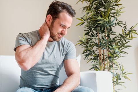 Ein Mann geht mit starken Schmerzen in den Schultern und Lähmungen in den Armen zum Arzt