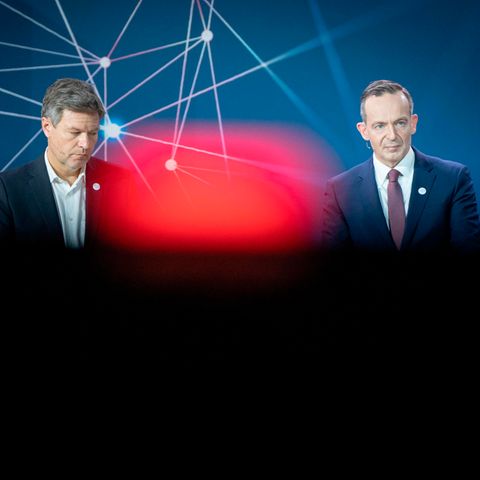 Bundeswirtschaftsminister Robert Habeck (l., Bündnis 90/Die Grünen) und Bundesverkehrsminister Volker Wissing (FDP)