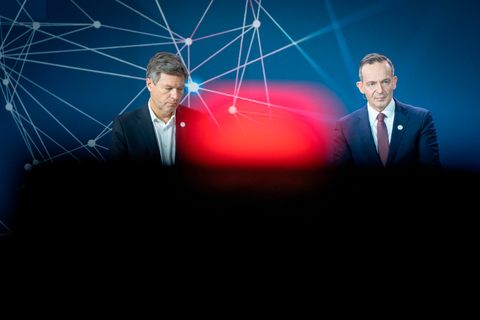 Bundeswirtschaftsminister Robert Habeck (l., Bündnis 90/Die Grünen) und Bundesverkehrsminister Volker Wissing (FDP)