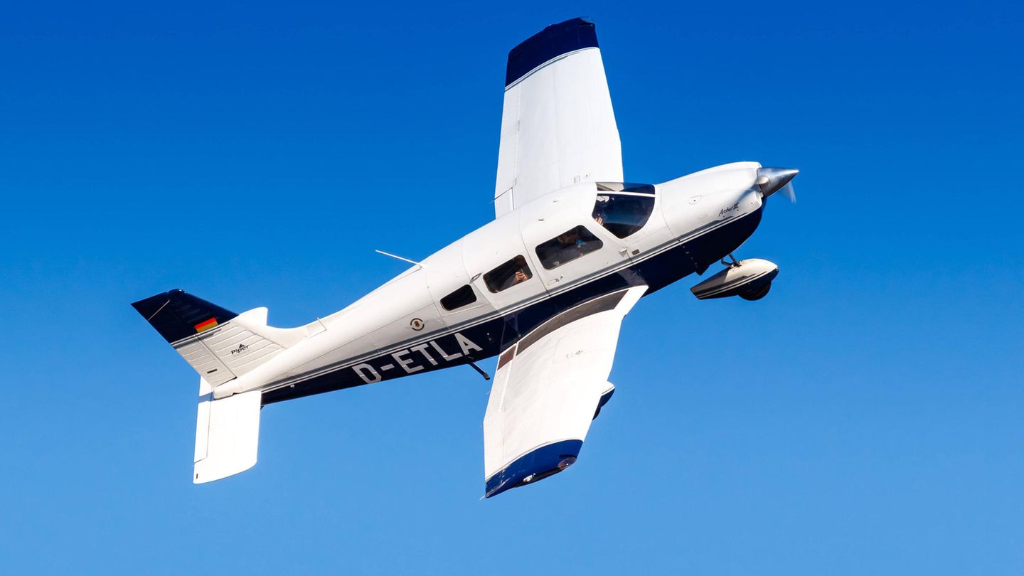 Mit einer solchen Piper PA-28 musste der Pilot eine Notlandung auf der Route 66 in den USA machen