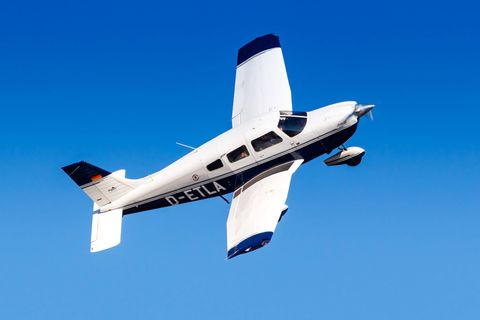 Mit einer solchen Piper PA-28 musste der Pilot eine Notlandung auf der Route 66 in den USA machen