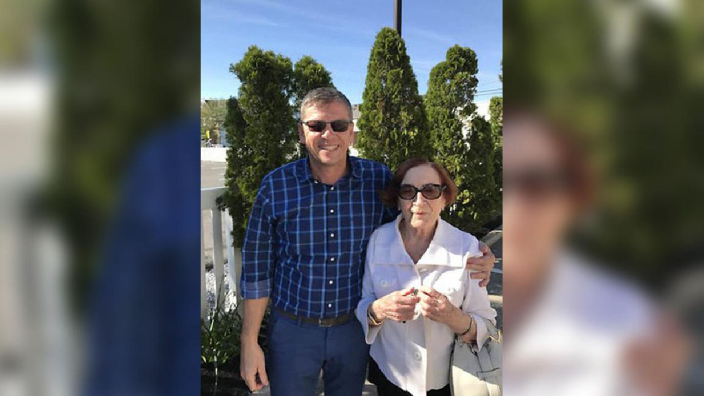 Elizabeth Reichert (r.) und Zoo-Vorstand Christopher Landsberg