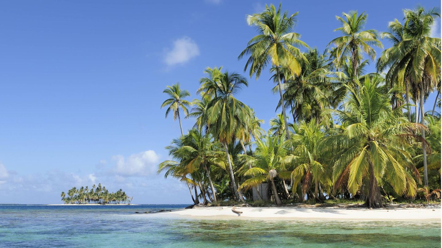 Panama Ein Badeurlaub an zwei Weltmeeren, das geht in Panama. Das südamerikanische Land liegt genau zwischen dem Pazifischen Ozean und dem Karibischen Meer. Aber nicht nur in der Hinsicht ist Panama von Kontrasten geprägt. Dort treffen koloniale Altstädte auf moderne Stadtzentren, durchwachsener Regenwald auf weitläufige Sandstrände und Tradition auf innovativen Tourismus.