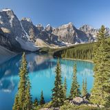 Vor allem Wanderer und Naturfreunde werden sich in den Weiten der kanadischen Welt wohlfühlen. In den viele Nationalparks des nordamerikanischen Landes treffen Urlauber nicht nur eventuell auf Bären, sondern können auch die Vielfalt zwischen Bergen, Wald und Seen genießen. 