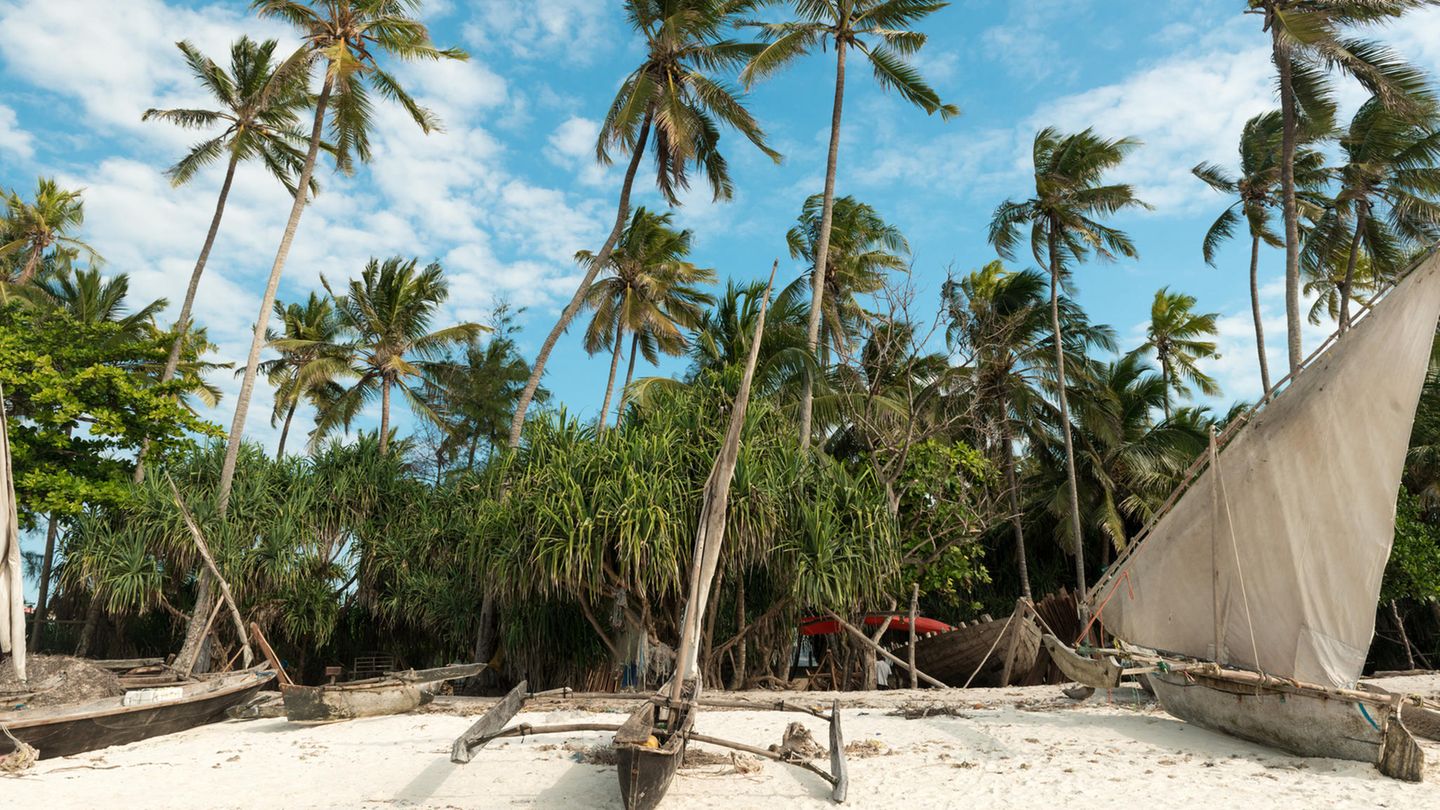 Sansibar Sansibar ist bekannt für Urlaub mit Schönwetter-Garantie in paradiesischer Kulisse. Das ganze Jahr über herrschen auf der zu Tansania gehörenden Inselgruppe über 30 Grad. Die Einheimischen sind außerdem sehr gastfreundlich und zeigen den Besuchern nur zu gerne ihre Welt. Die besteht unter anderem aus weißen Sandstränden und perfekten Bedingungen für Surfer und Taucher.