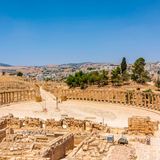 Ganz egal, ob für einen Badeurlaub am Toten Meer oder einen Abstecher in längst vergangene Zeiten – Jordanien mausert sich langsam aber sicher zum beliebten Reiseziel. Das arabische Land unweit von Israel beherbergt zahlreiche kulturelle Schätze und etliche Naturschutzgebiete. 