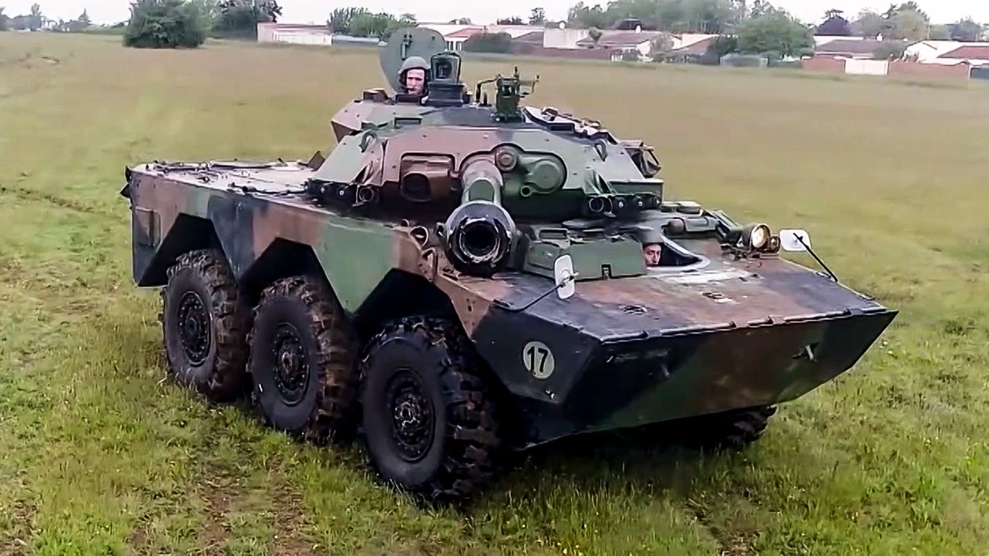 Amx 10 rc. AMX-10rc колесный танк. Французский колёсный танк AMX-10rc. AMX-10rc Боевая бронированная машина. Танки AMX-10 RC.