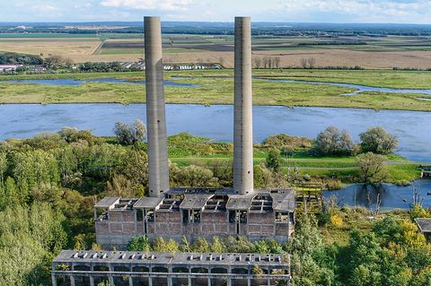 Bauruine des Großkraftwerks Vogelsang  Zwei 100 Meter hohe Schornsteine ragen am Ufer der Oder empor, schon seit den 1940er Jahren. Mit Zwangsarbeitern aus dem KZ Sachsenhausen wurde dieses Braunkohlekraftwerk nordöstlich vom heutigen Eisenhüttenstadt errichtet – doch nie fertiggestellt.