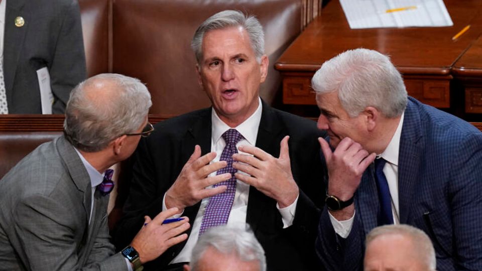 Parteikollegen reden auf Kevin McCarthy ein