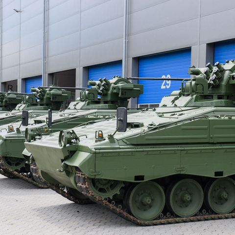 Wieder aufbereitete Marder-Schützenpanzer stehen bei einer Führung durch das Rheinmetall-Werk