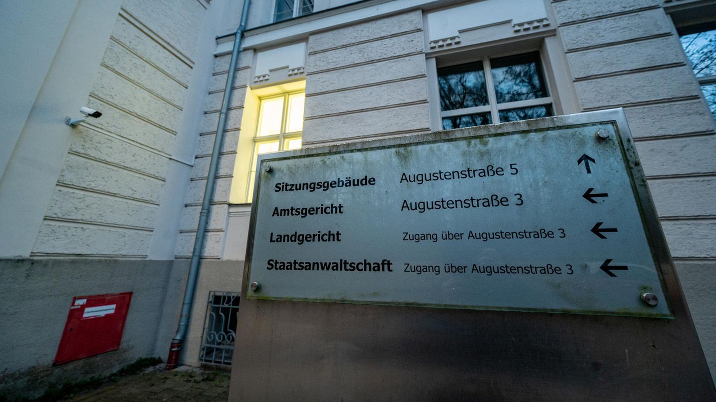 Aus Fenster getürmt: Mörder flüchtet aus Regensburger Amtsgericht – Polizei fahndet