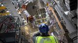 Saint-Paul-lez-Durance, Frankreich. Ein Mann fotografiert ein Modul, das beim internationalen Kernfusionsprojekt "Iter" zusammengebaut wird. In Südfrankreich arbeiten Forscher am größten Kernfusionsreaktor der Welt – mit dem Ziel, eine unerschöpfliche Energiequelle zu schaffen.