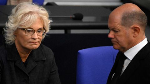 Bundesverteidigungsministerin Christine Lambrecht (SPD) und Bundeskanzler Olaf Scholz (SPD)