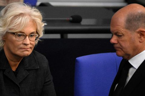 Bundesverteidigungsministerin Christine Lambrecht (SPD) und Bundeskanzler Olaf Scholz (SPD)