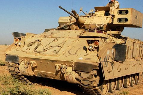 Eine Bradley des 7th Cavalry Regiments im Jahr 2005 im Irak.