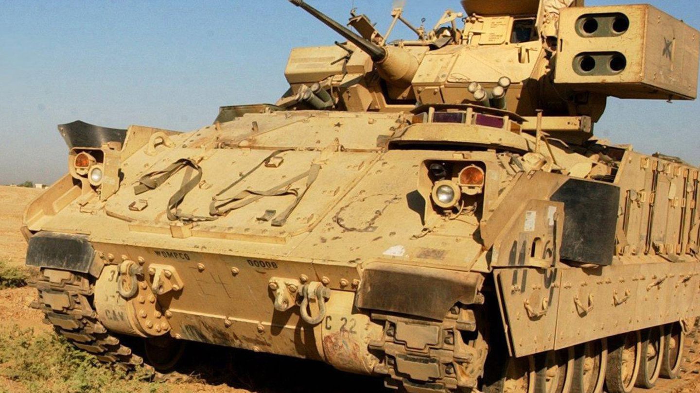 Eine Bradley des 7th Cavalry Regiments im Jahr 2005 im Irak.