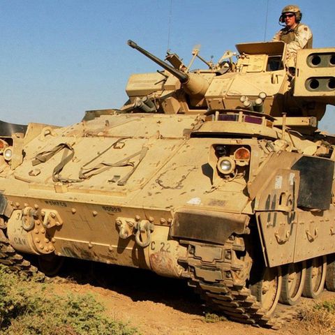 Eine Bradley des 7th Cavalry Regiments im Jahr 2005 im Irak.