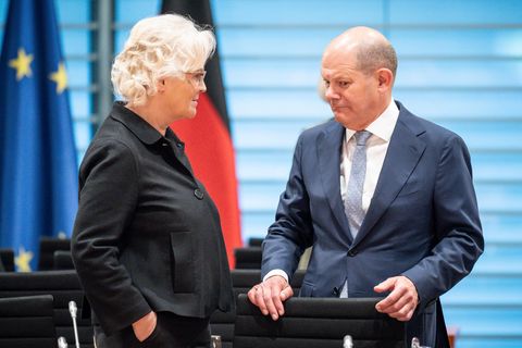 Für Christine Lambrecht und Olaf Scholz wird es ungemütlich. Die Verteidigungsministerin hat in der Bevölkerung laut einer stern-Umfrage keine Rückendeckung mehr.