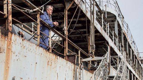 Das 117 Meter lange Schiff rostet heute im Hafen von Rijeka vor sich hin. Kapitän Zeljko Matejciv bewacht das 1938 als Bananendampfer gebaute Objekt.