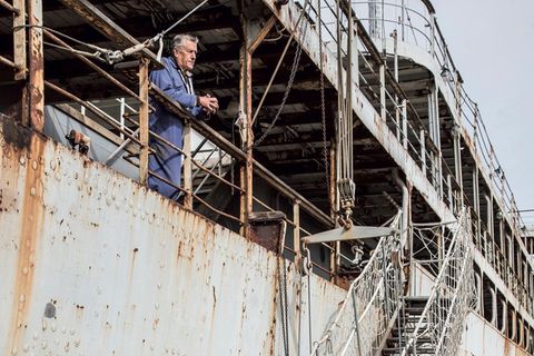 Das 117 Meter lange Schiff rostet heute im Hafen von Rijeka vor sich hin. Kapitän Zeljko Matejciv bewacht das 1938 als Bananendampfer gebaute Objekt.