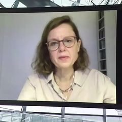 Eine Moderatorin von ntv interviewt Bettina Sengling im Video