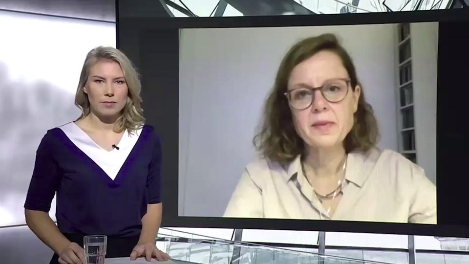 Eine Moderatorin von ntv interviewt Bettina Sengling im Video