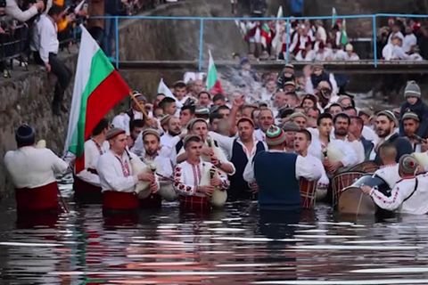 Video: Bulgarisch-orthodoxe Tradition am Dreikönigstag