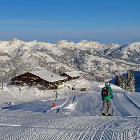 Jemand fährt in Gstaad in der Schweiz Ski