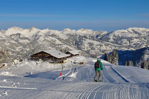 Jemand fährt in Gstaad in der Schweiz Ski