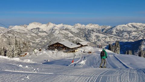 Jemand fährt in Gstaad in der Schweiz Ski