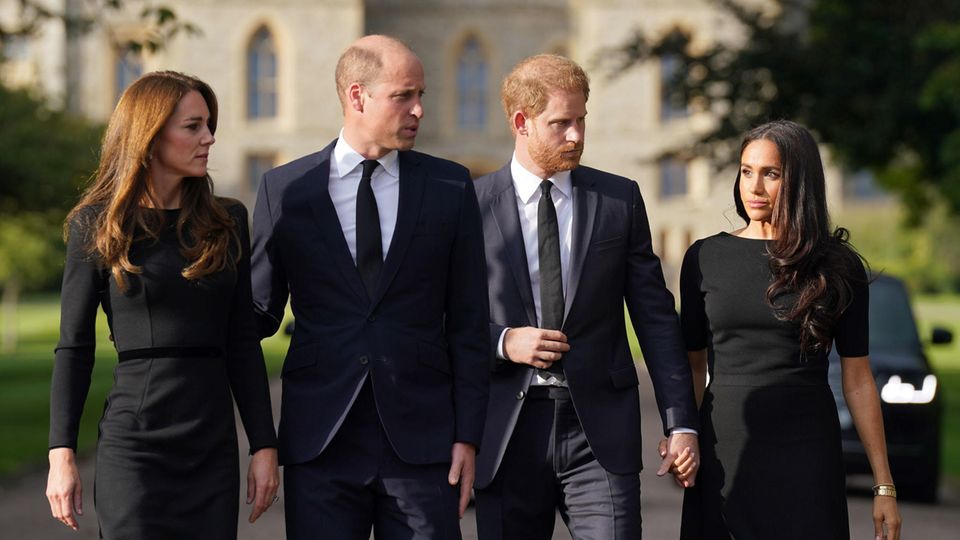 Der künftige König William (2.v.l.) mit Frau Kate (l.) und Prinz Harry und Meghan im September 2022 nach dem Tod der Queen vor Schloss Windsor