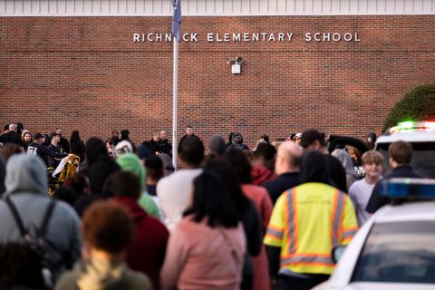 Schüler und Polizisten versammeln sich vor der Richneck Elementary School in Virginia