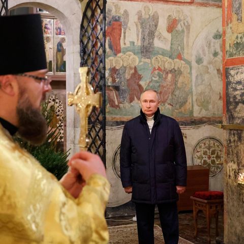 Wladimir Putin beim Besuch des Weihnachtsgottesdienstes in der Verkündigungskathedrale im Moskauer Kreml