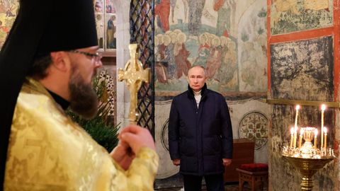 Wladimir Putin beim Besuch des Weihnachtsgottesdienstes in der Verkündigungskathedrale im Moskauer Kreml