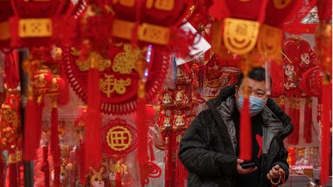 Ein Mann in Peking (China) schützt sich mit Schutzmaske vor dem Coronavirus