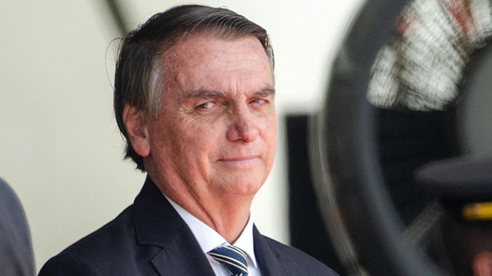 Jair Bolsonaro in Anzug und Krawatte