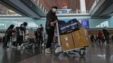 Peking, China. Passagiere aus Hongkong kommen in der internationalen Ankunftshalle des Terminals 3 des Beijing Capital International Airport an. Nach der Öffnung der chinesischen Grenzen sind einige Zehntausend Reisende aus Hongkong nach China geströmt. 